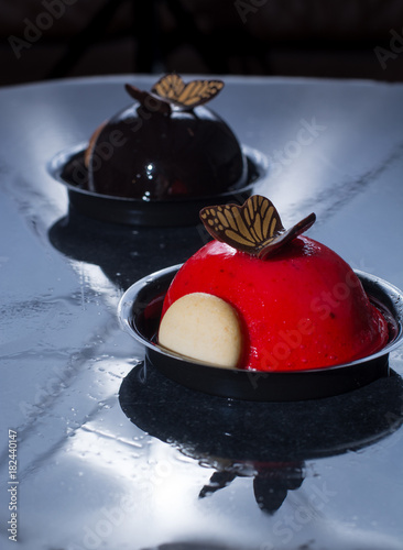 Canvastavla French pastry small ball cakes made with fresh strauberry and truffel creme