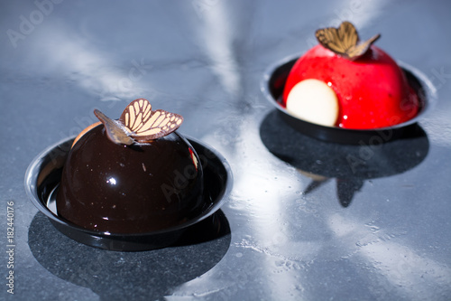 Canvastavla French pastry small ball cakes made with fresh strauberry and truffel creme