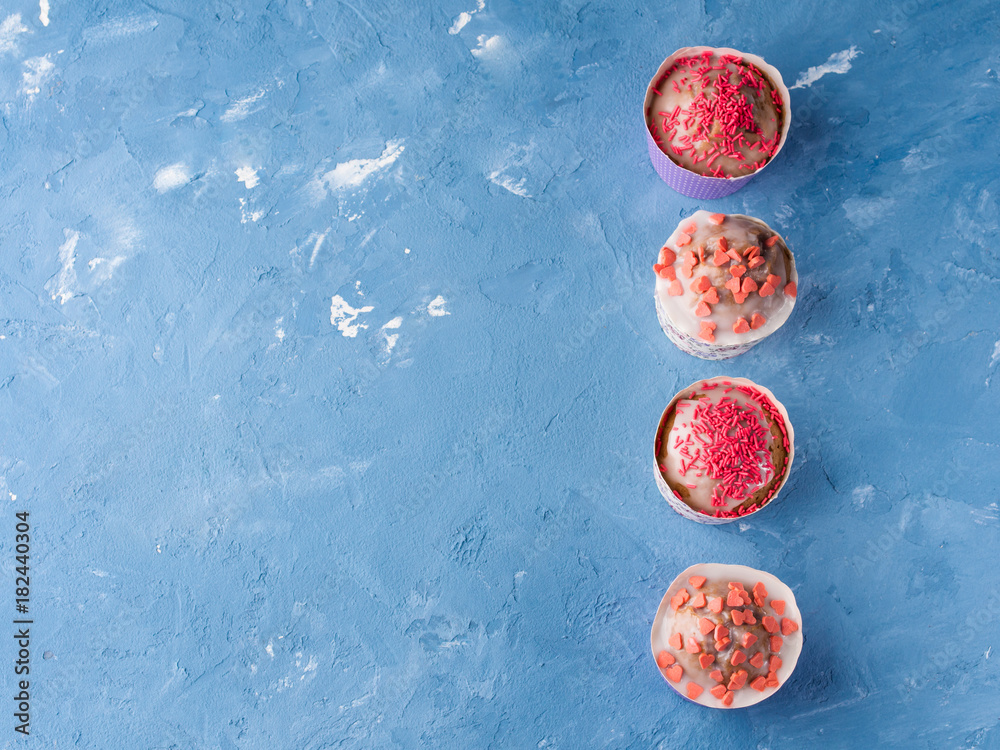Naklejka premium Sweet Cup cakes with pink sugar sprinkles for Valentine's mother day