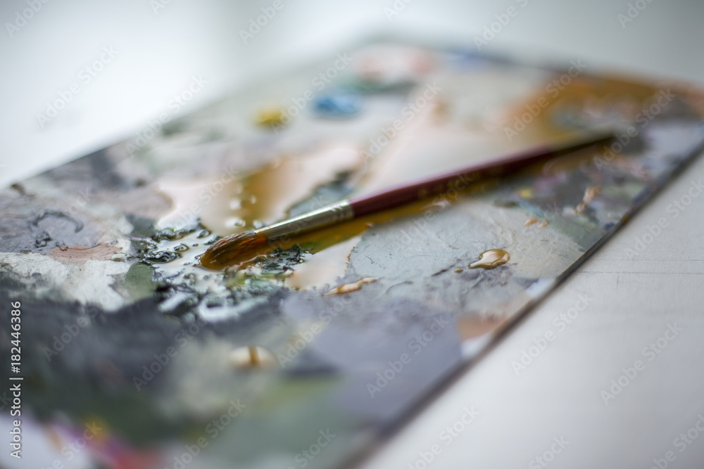 Naklejka premium Brush and canvas on the white table 