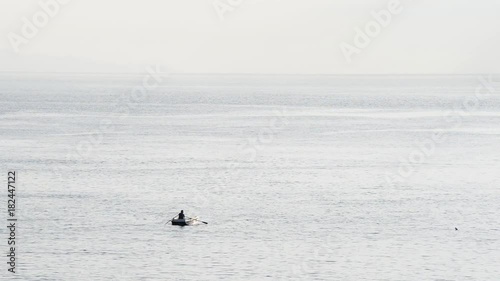 remando sul mare piatto e luccicante photo