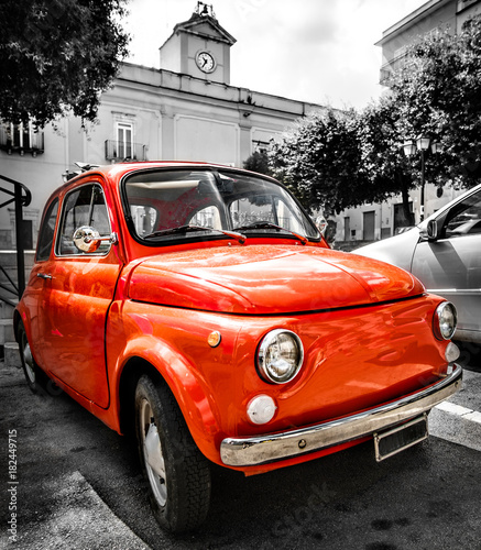 vintage czerwony włoski samochód stary kolor selektywny czarno-biały włochy miasto 500