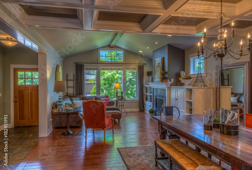 Fotografía Dining to living area with coffered ceilings.