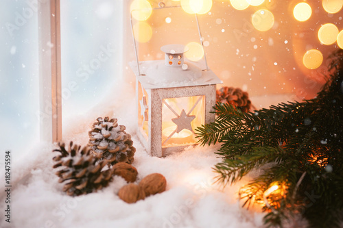 Stimmungsvolle Weihnachtszeit mit Tannen, Schnee und kleinen Lichtern photo