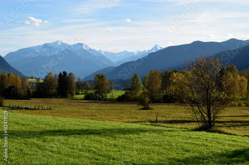 Moorlandschaft bei Saalfelden mit Hoher Tenn und Kitzsteinhorn, 2 Gipfel der Hohen Tauern. Pinzgau, Salzburger Land, Österreich