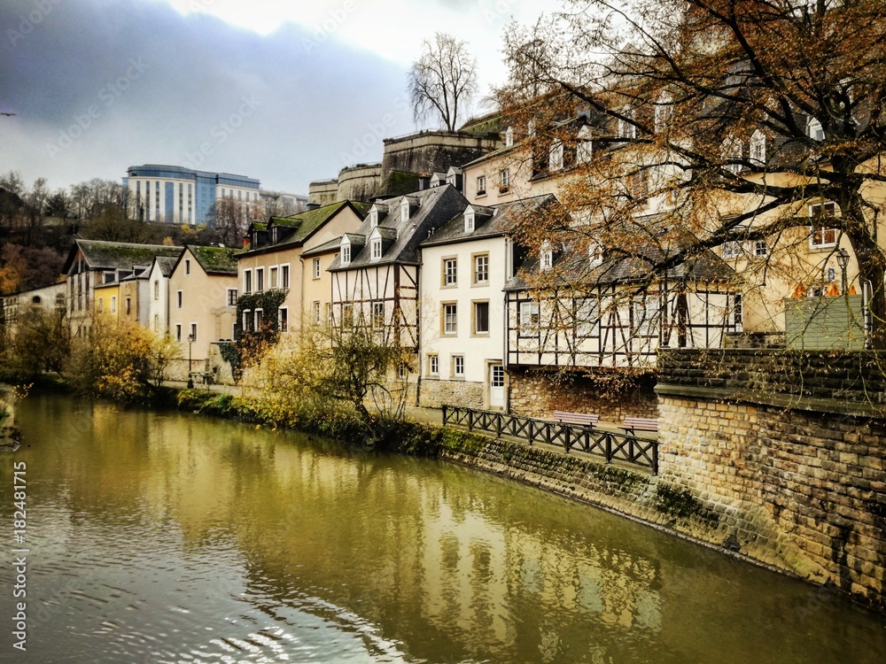 Paisaje de casas pueblo antiguo europa al lado de río con reflejo en el agua 