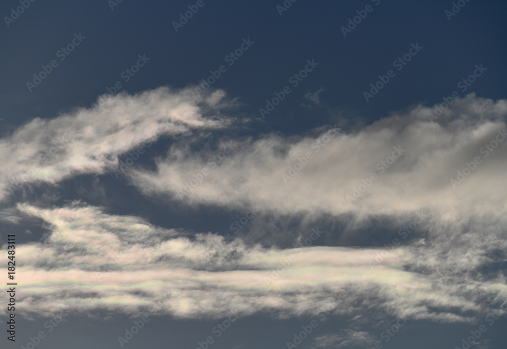 青空と雲「空想・雲のモンスターたち」（色彩、人生を彩る、虹色に輝く、豊かな人生、鮮やかな、交わるなどのイメージ）