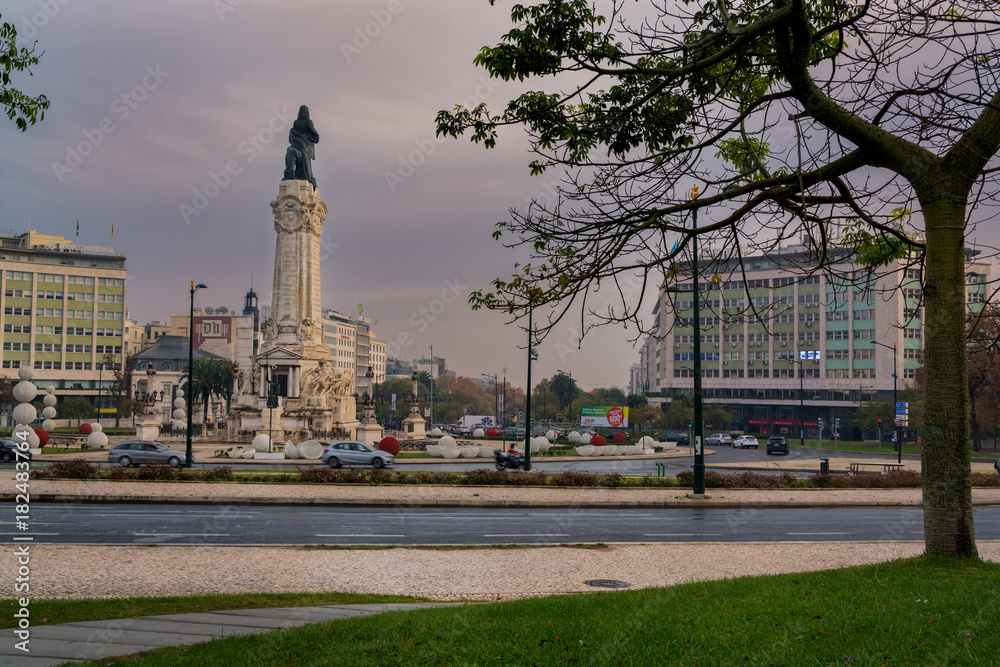 Obraz premium Marque de Pombal traffic circle in Lisbon