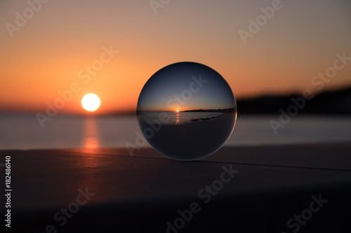 Sfondo con tramonto e sfera di cristallo photo