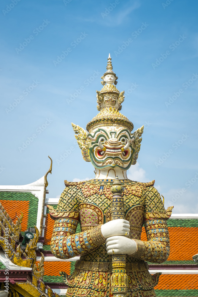 Obraz premium Giant guardian statue in Wat Phra Kaew