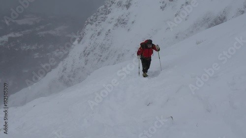 Alpinista Paolo Goglio in montagna con tormenta di neve