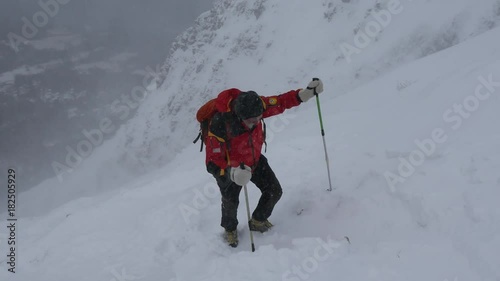 Alpinista Paolo Goglio in montagna con tormenta di neve
