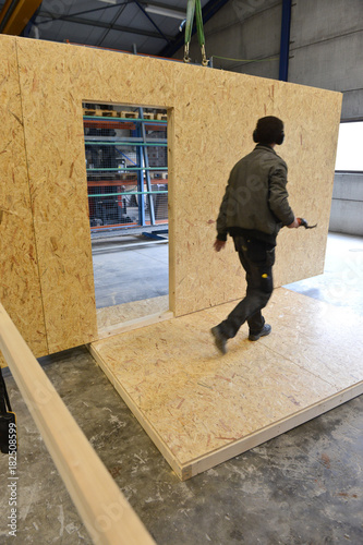 ossature bois maison construction immobilier chantier atelier decoupe panneaux planche epicea Mobic travail photo