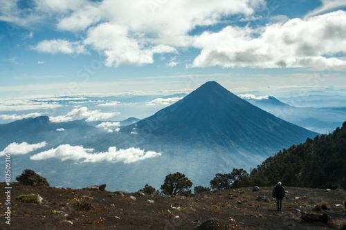 Volcán de agua visto desde el volcán de acatenango © JuanOsber