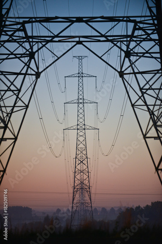 electricite energie coupure blackout penurie elia electrabel luminus lampiris nucleaire cable fil rupture pilone poteau soleil orange lever paysage Wallonie climat planete meteo photo