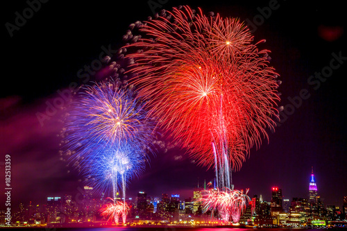 Obraz na płótnie 4th of July Macy's on Hudson river and the Empire State NYC w salonie