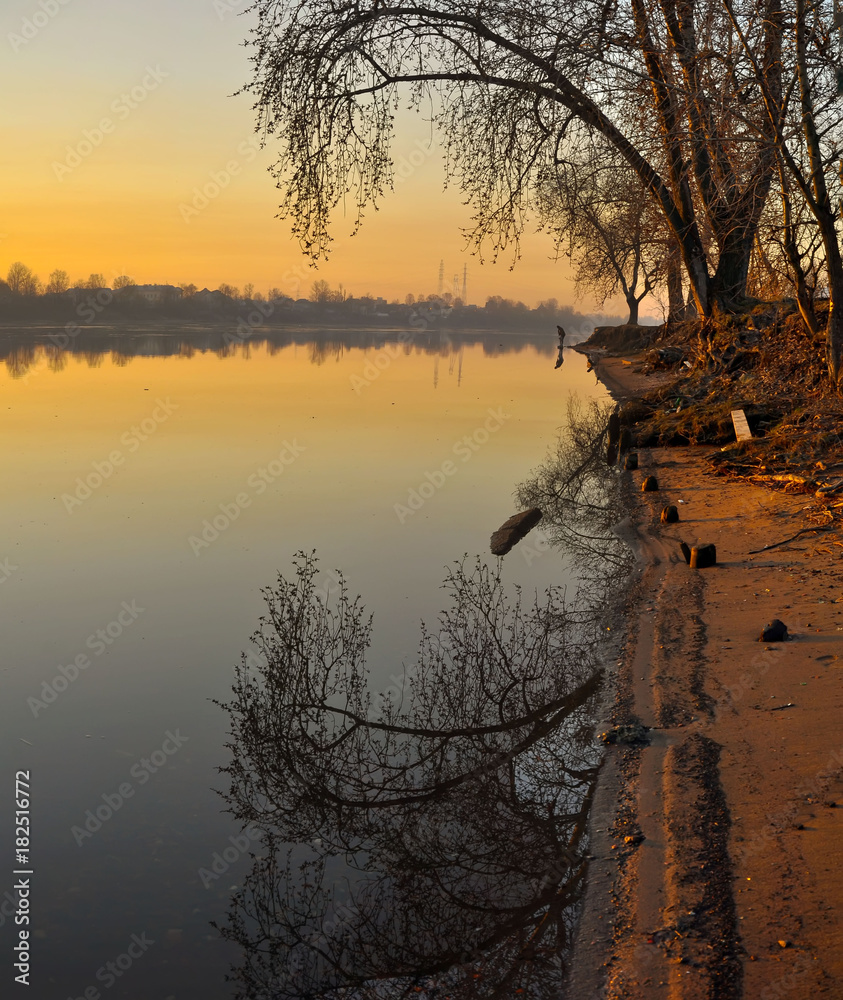Obraz premium Early spring morning on the banks of the Neva.