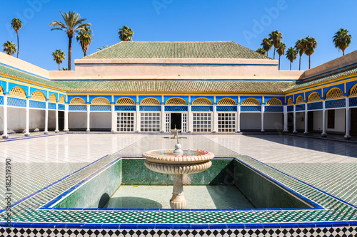 Fotografi colorful patio of marrakech bahia palace, morocco