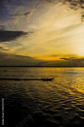 Vertr  umte Stimmung auf dem Amazonas