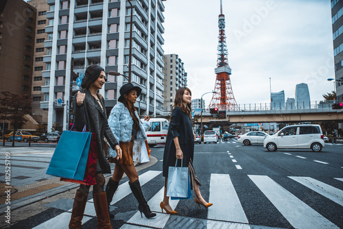 Tableau sur toile Group of japanese women spending time in Tokyo, making shopping in differents ar