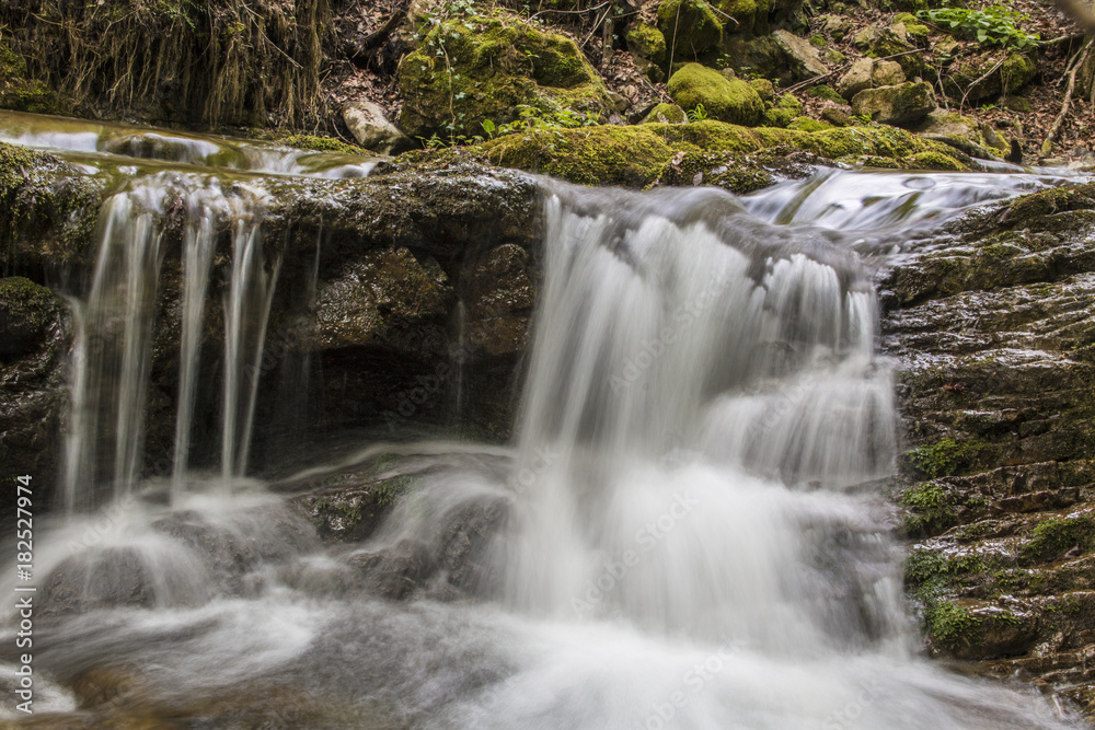 Kleiner Wasserfall im Bach