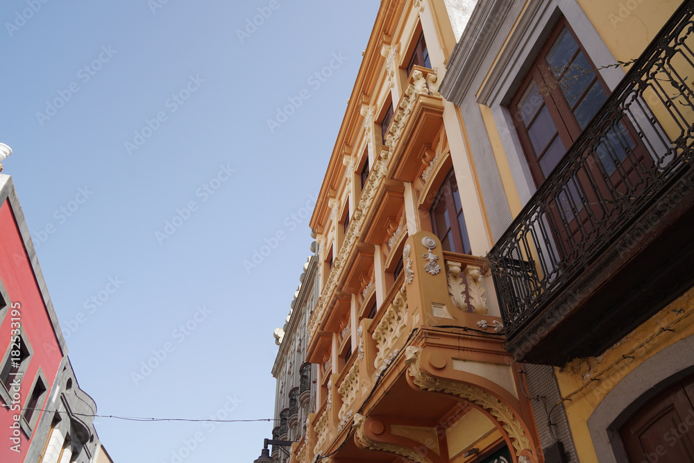 Mediterrane Fassade mit Fenstern Mediterrane Fassade mit Fenstern