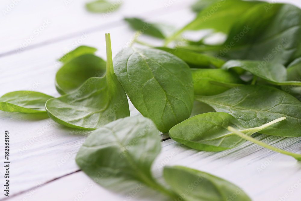 Obraz premium Green leaves of fresh spinach