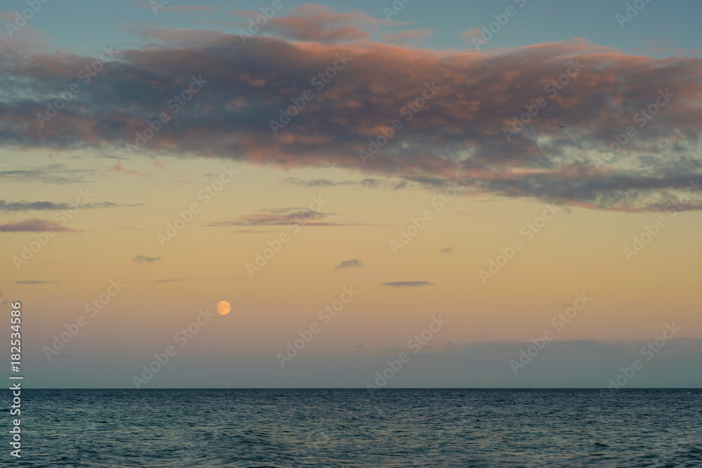 Mondaufgang am Abend über dem Meer