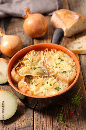 Canvas Print onion soup with bread and cheese