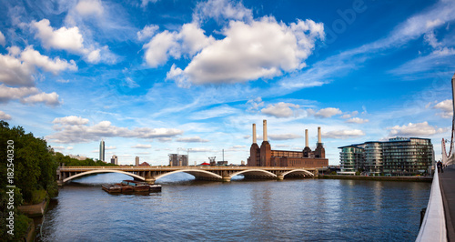 Quadro em tela Abandonded Battersea Power Station and Grosvenor Bridge over the River Thames in