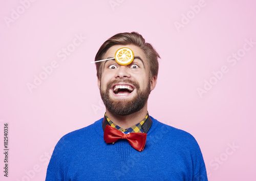 Billede på lærred Bizarre man with lollipop having a fun