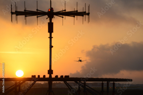 aeroport vol avion compagnies aerien controle communication aeroclub aviation Charleroi antenne soleil visibilitŽ climat prevision meteo nuit ciel pilote passagers