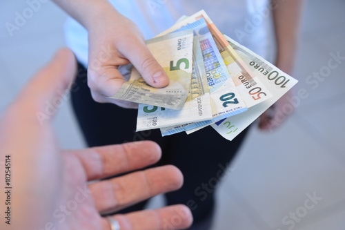 Behang euros argent monnaie billet bourse travail salaire banque change prets crise tau