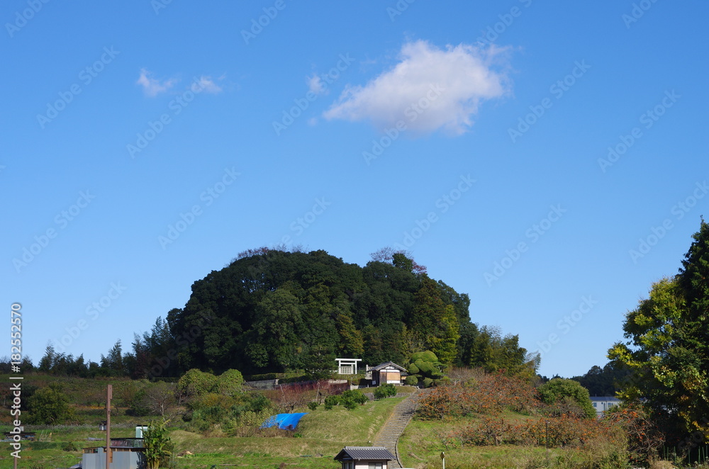 青空尾の下の天武、持統天皇陵の全景