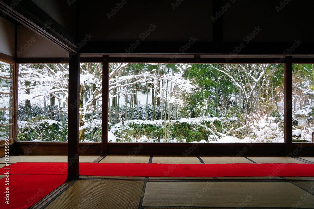 Naklejka premium 京都大原宝泉院の雪景色