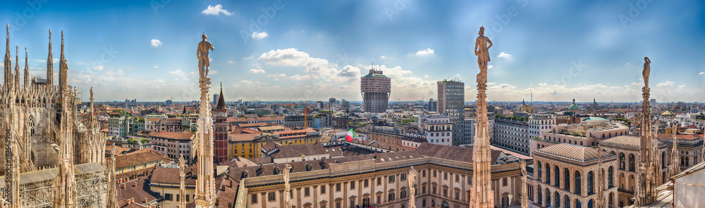 Fototapeta premium Widok z dachu katedry, Mediolan, Włochy
