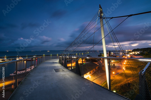 Fußgängerbrücke über dem Hafen von Sassnitz auf Insel Rügen am Abend