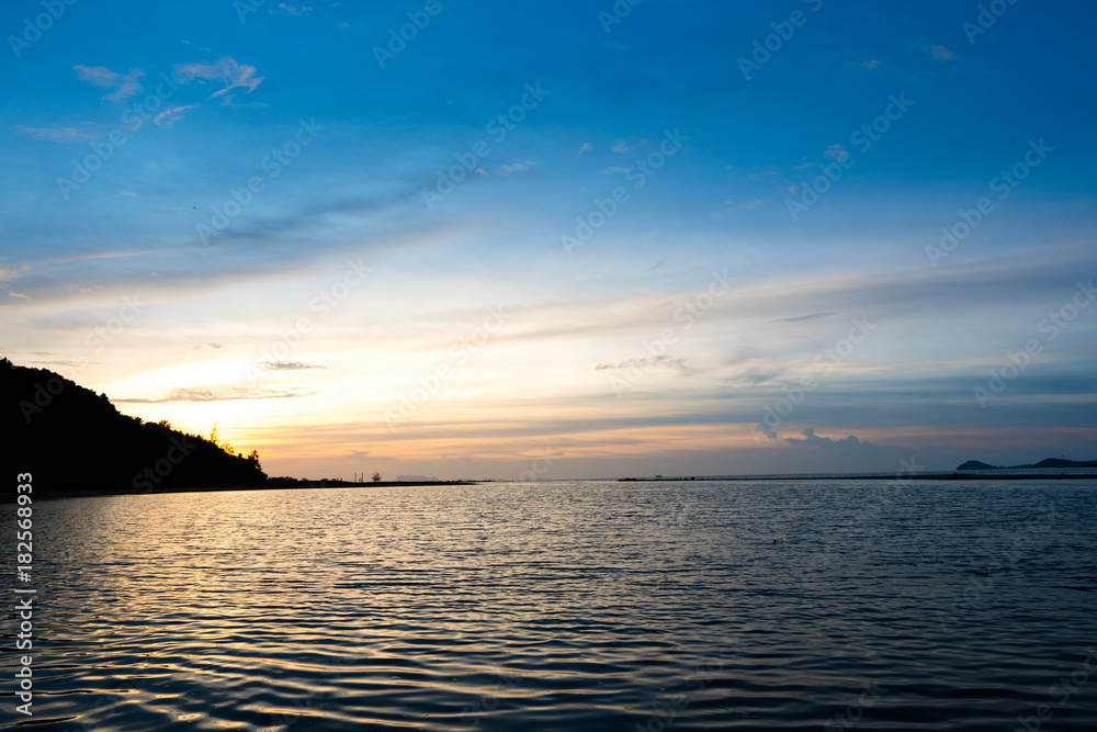 Obraz premium Beautifu twilight sky at sunset over calm tropical sea baach.