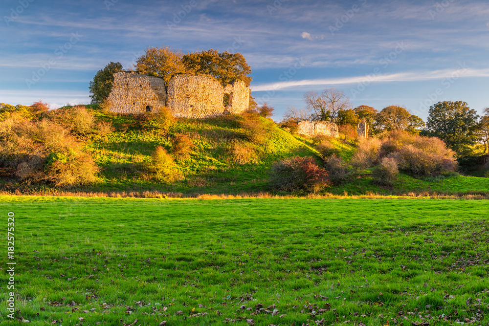 Mitford Castle beside River Wansbeck / The ruins of Mitford Castle which was built on a small hill overlooking the River Wansbeck