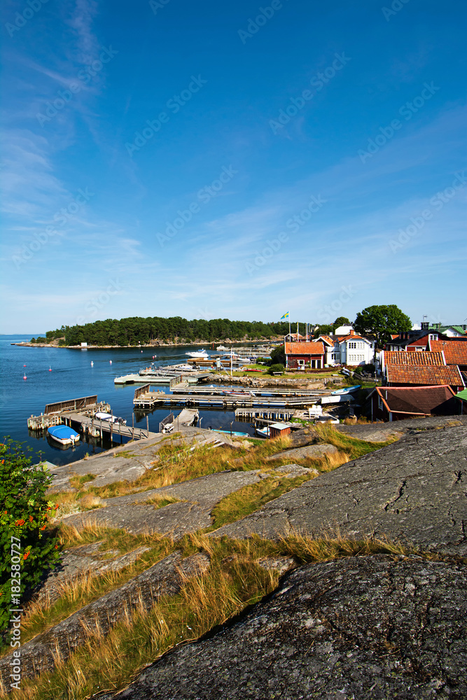 Felsenküste Hafeneinfahrt Sandhamn in Schweden