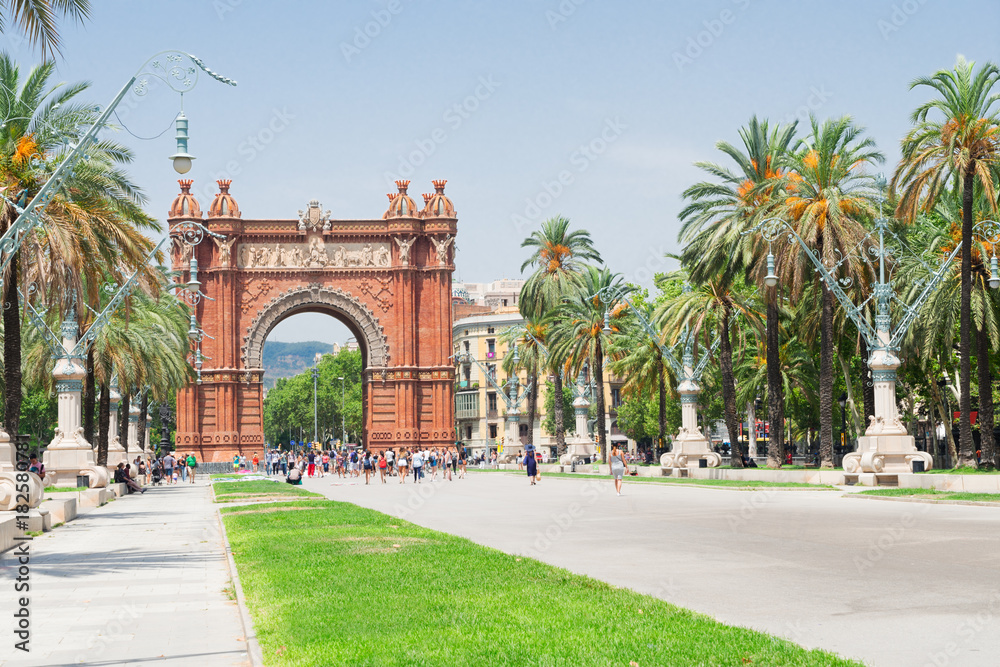 Obraz premium Passeig de Luis Companys and Arc de Triomf, Barcelona Spain