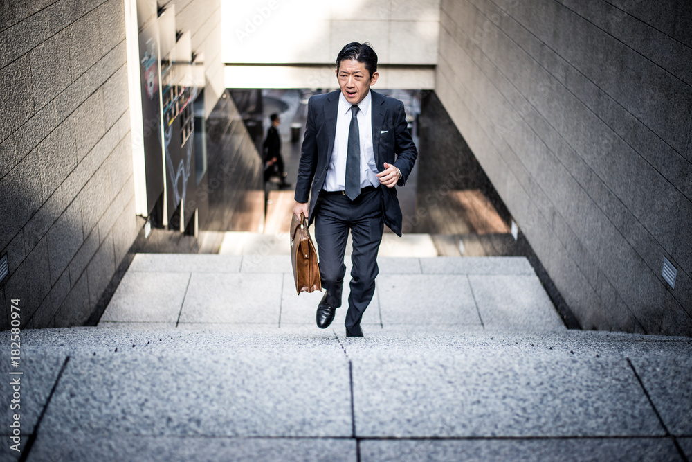 Obraz premium Senior business man moments on the streets of Tokyo