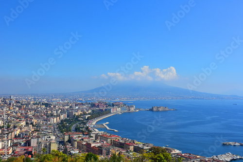 Napoli, panorama del lungomare visto da Posillipo