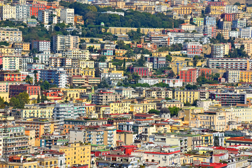 Napoli, palazzi della zona occidentale che guardano il golfo, con villa Floridiana in alto