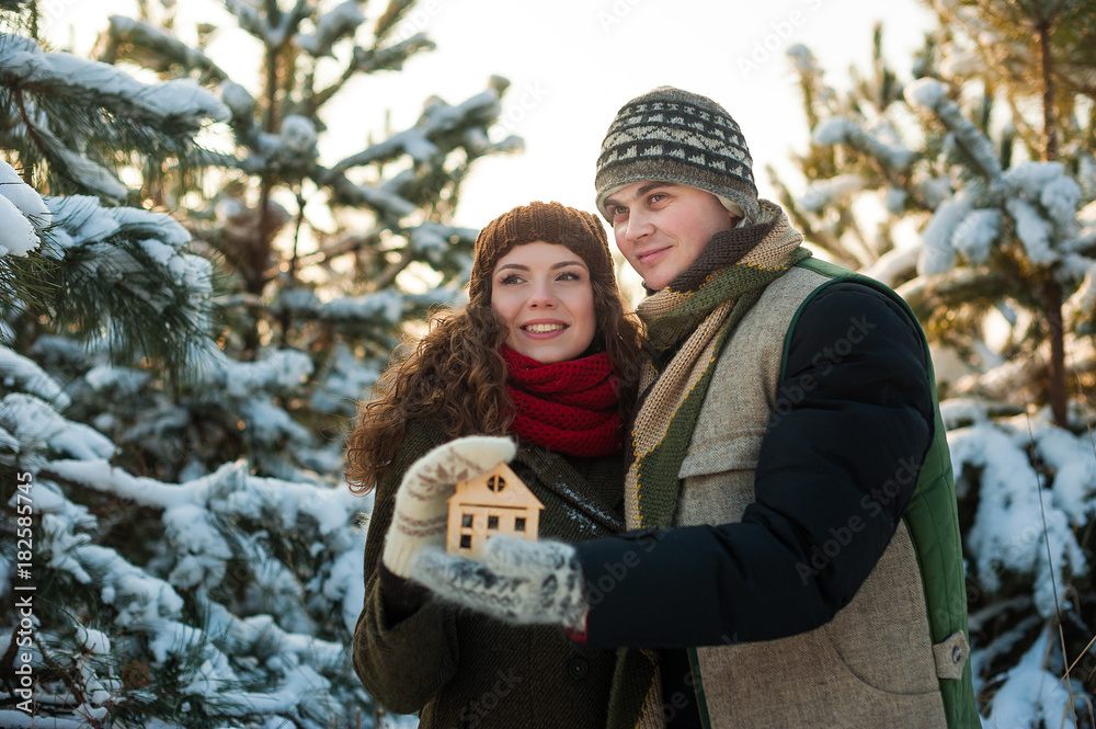 Obraz premium Couple hold house on their hands. Warmth saved concept