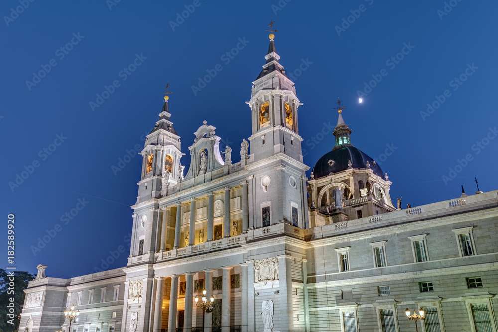 Fototapeta premium The famous Almudena cathedral of Madrid at dusk