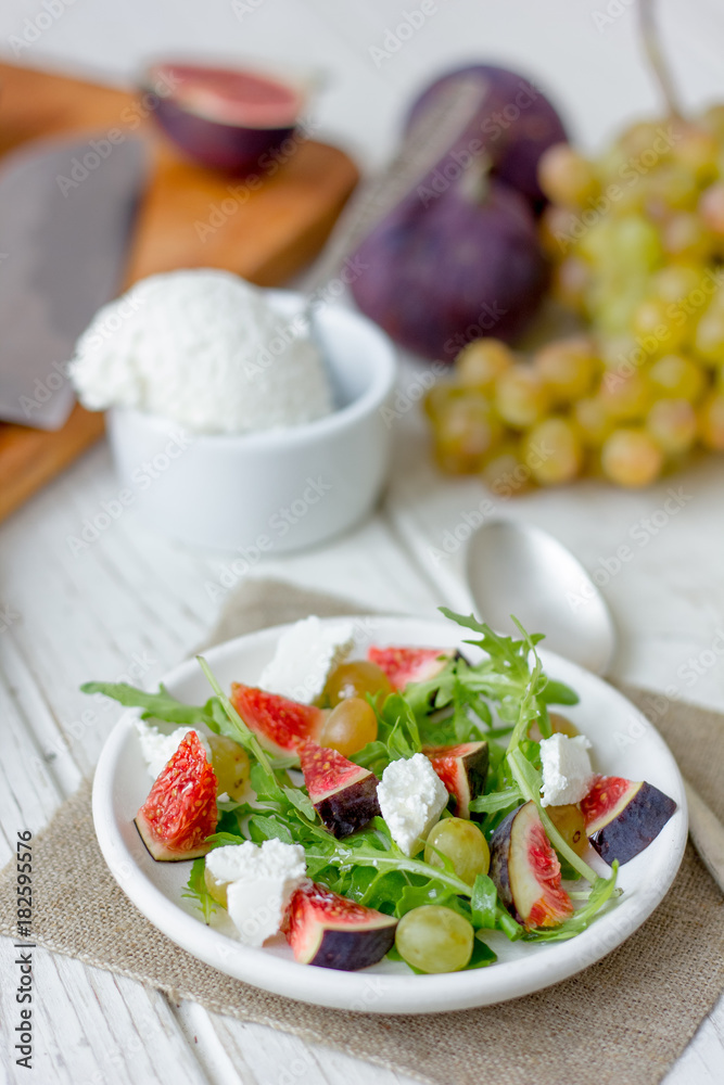 Salad with goat chees, arugula and figs.