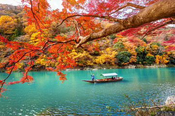 Fotobehang Japan Bootsman op rivier Arashiyama in herfst  © tawatchai1990