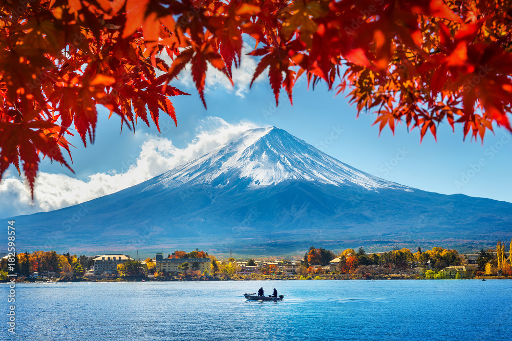 Naklejka premium Jesień sezon i góra Fuji przy Kawaguchiko jeziorem, Japonia.