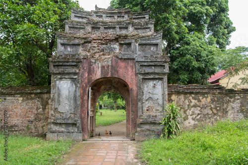 Fototapeta Naklejka Na Ścianę i Meble -  ancient gate in vietnam